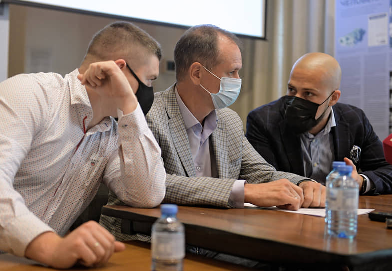 Слева направо: адвокаты Ивана Сафронова Даниил Никифоров, Иван Павлов и Дмитрий Катчев во время пресс-конференции