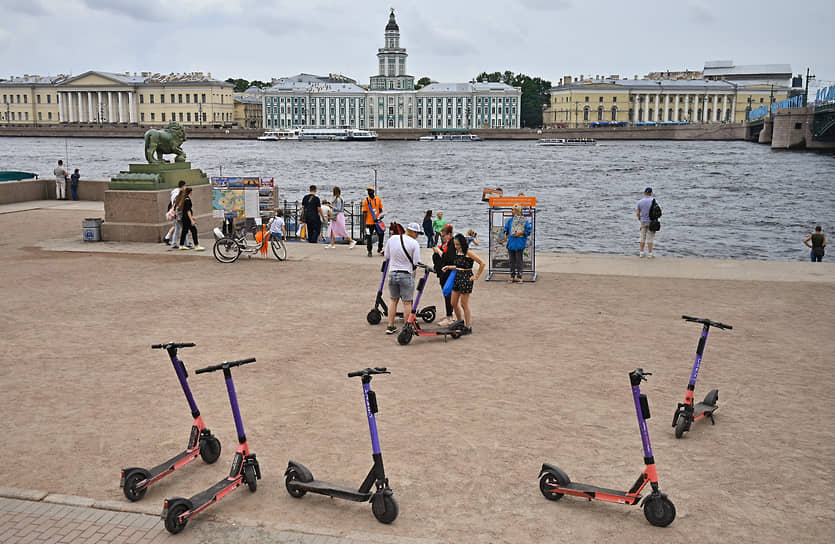 Санкт-Петербург, Россия. Отдыхающие с самокатами на набережной реки Невы 