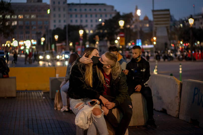 Влюбленная пара в центре Барселоны