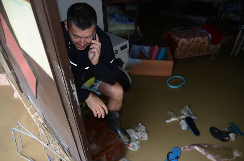 Последствия стихии устраняли несколько сотен спасателей&lt;br>
На фото: подтопленный номер гостиницы неподалеку от реки Кудепста в Хостинском районе Сочи