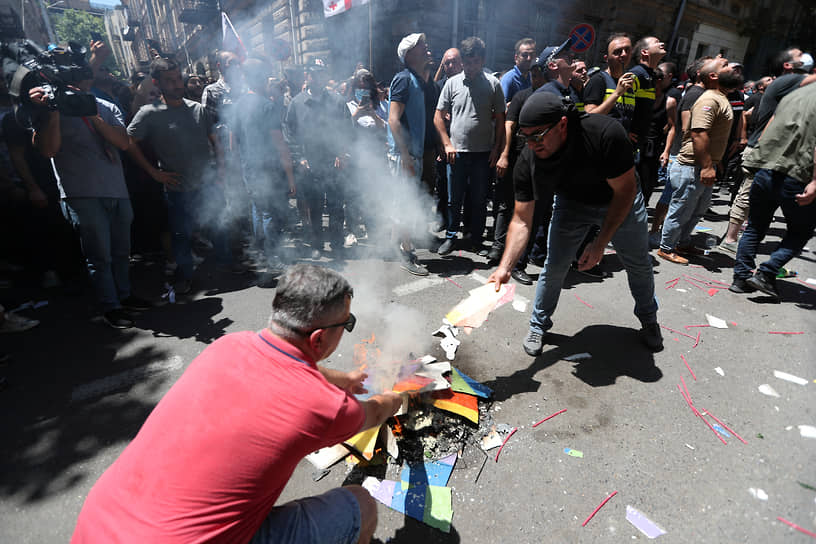 Противники проведения гей-парада сожгли баннер с изображенной на нем радугой