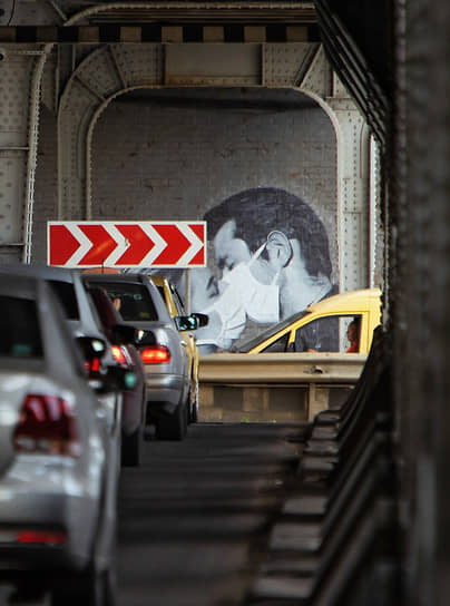 Граффити на опоре двухъярусного моста с изображением целующейся пары в медицинских масках, Калининград