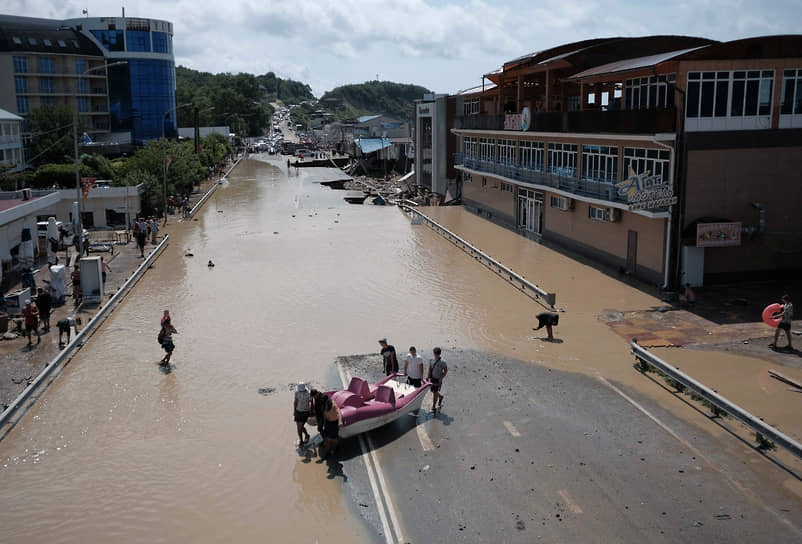 Эвакуированы 136 человек, при этом 44 человека спасатели сняли с крыш затопленных домов