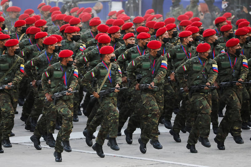 Каракас, Венесуэла. Солдаты на военном параде по случаю 210-й годовщины провозглашения независимости Венесуэлы
