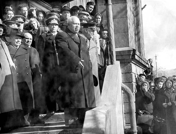 Первый секретарь ЦК КПСС Никита Хрущев в Южно-Сахалинске. 1954 год