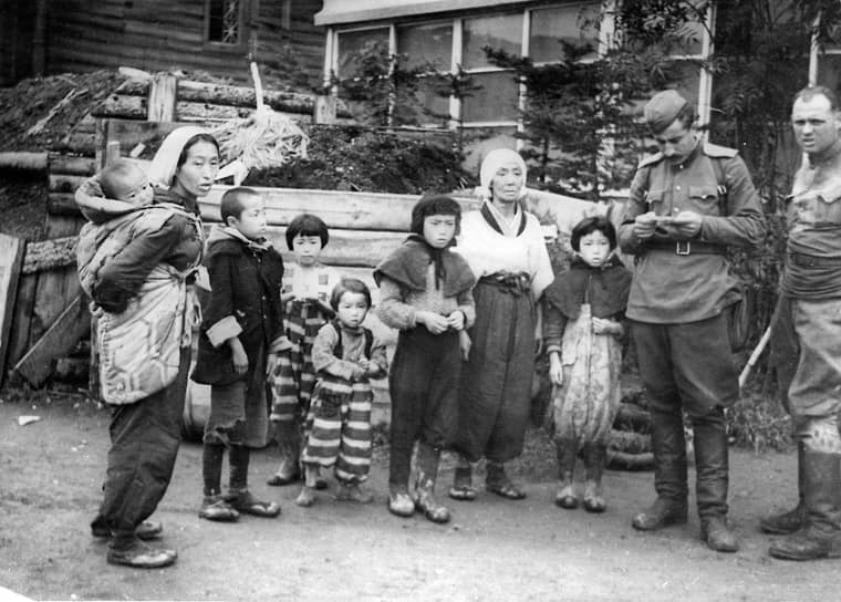 Комендант города Сикука (ныне город Поронайск) товарищ Червинь беседует с японскими мирными жителями