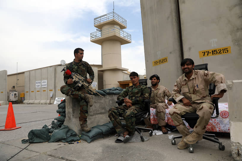 Прежде чем афганиские военные (на фото) смогли взять под контроль авиабазу, находящуюся примерно в часе езды от Кабула, в нее вторглись мародеры, которые, по данным ВС Афганистана, грабили казармы и рылись в складских палатках