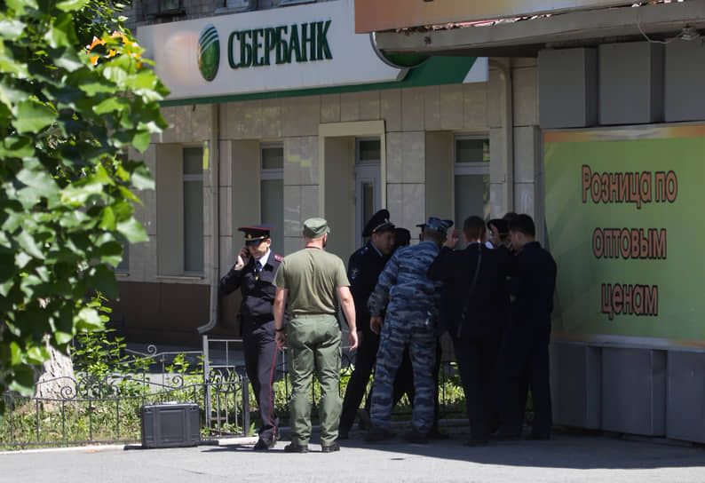Сотрудники полиции у отделения Сбербанка в Тюмени