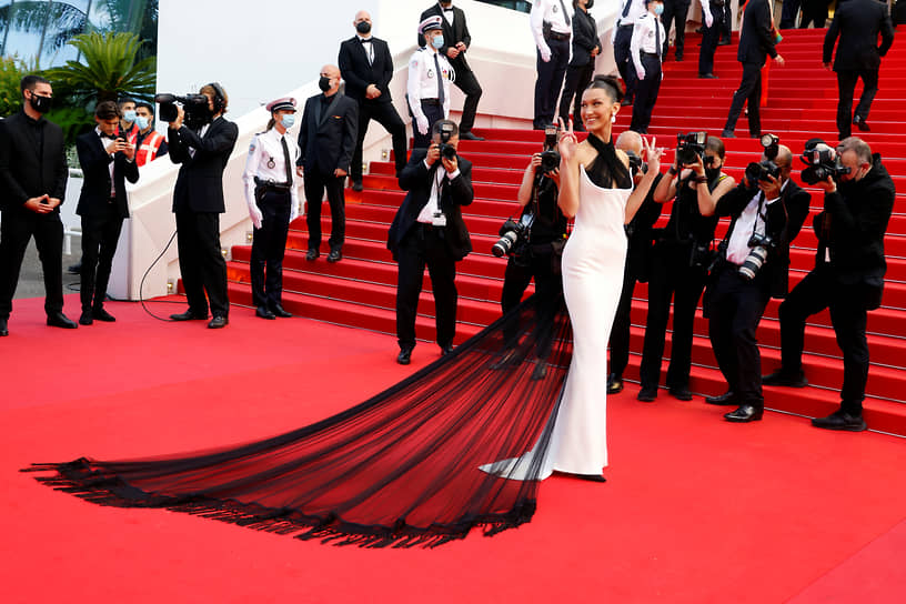 Канн, Франция. Модель Белла Хадид  на красной дорожке перед открытием Каннского кинофестиваля