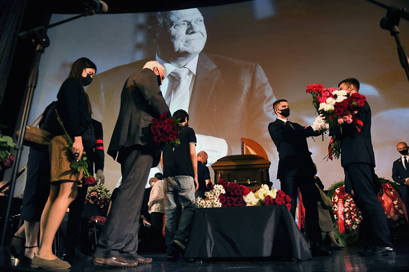 Коллеги и поклонники Владимира Меньшова несут цветы во время церемонии прощания