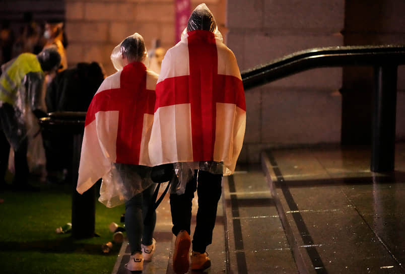 Английские болельщики в фан-зоне на Трафальгарской площади после завершения матча