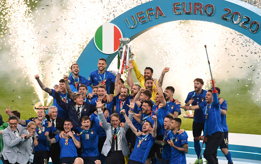 Итальянская команда празднует победу
