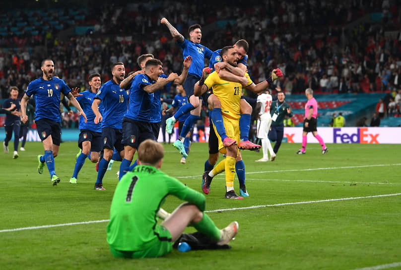 Сборная Италии празднует победу на чемпионате Европы 