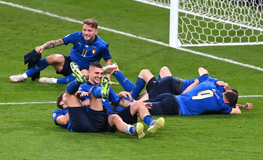 Игроки сборной Италии отмечают победу в финале Евро-2020