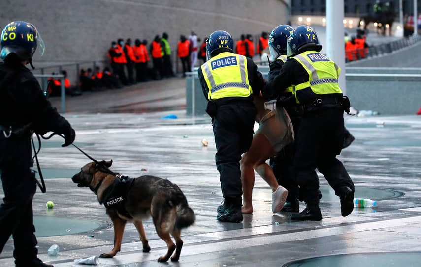 Полицейские задерживают болельщиков перед началом матча. Некоторые пытались прорваться на стадион «Уэмбли» без билетов. После матча полиция сообщила, что во время финала были задержаны 49 человек
