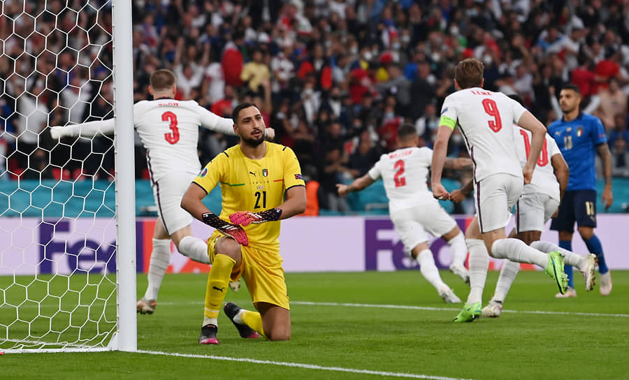 Уже на 2-й минуте матча гол в ворота сборной Италии забил английский защитник Люк Шоу (на фото слева)