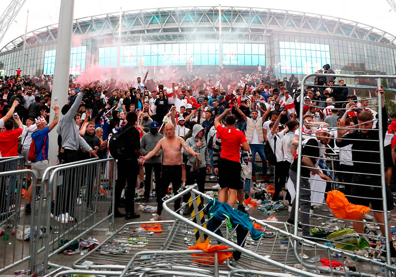 Английские болельщики празднуют гол у стадиона «Уэмбли»