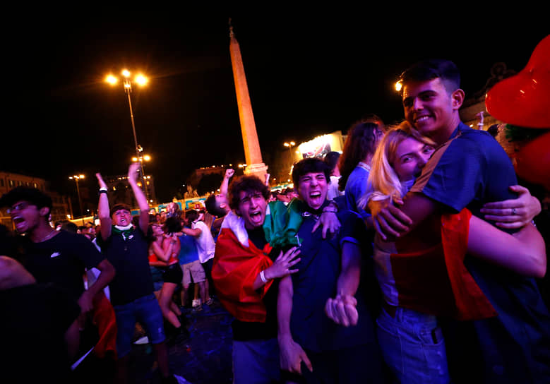 Итальянские болельщики в Риме празднуют гол в ворота сборной Англии