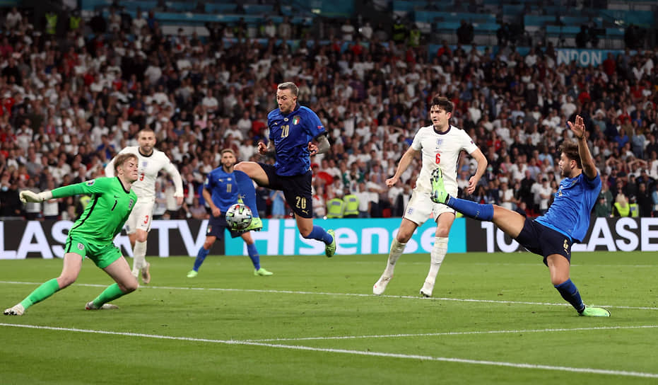 Голкипер сборной Англии Джордан Пикфорд отразил опасный удар итальянского нападающего Федерико Бернардески в дополнительное время