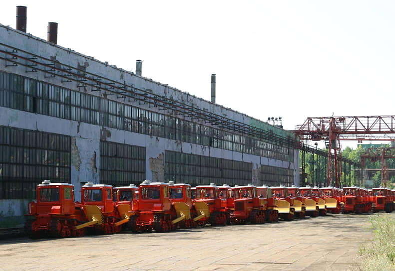 В середине 1990-х Волгоградский тракторный завод освоил производство нового гусеничного трактора ВТ-100 (на фото) и различных модификаций на его базе. В конце 1990-х завод выпускал менее 3 тыс. тракторов в год, объемы производства падали