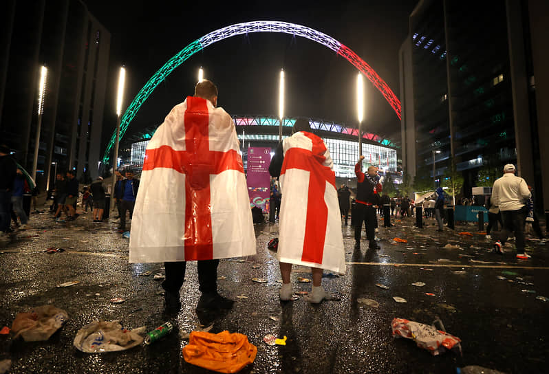Болельщики сборной Англии около стадиона «Уэмбли» после проигрыша итальянцам