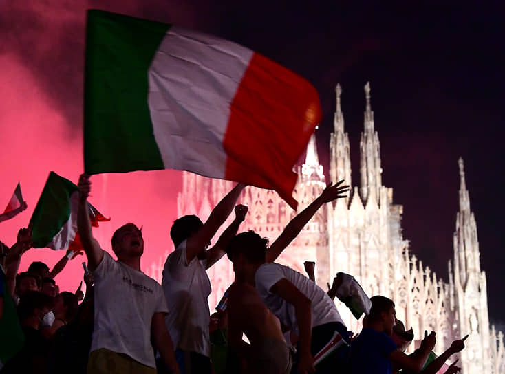 Итальянские болельщики празднуют победу сборной на Евро-2020 в Милане