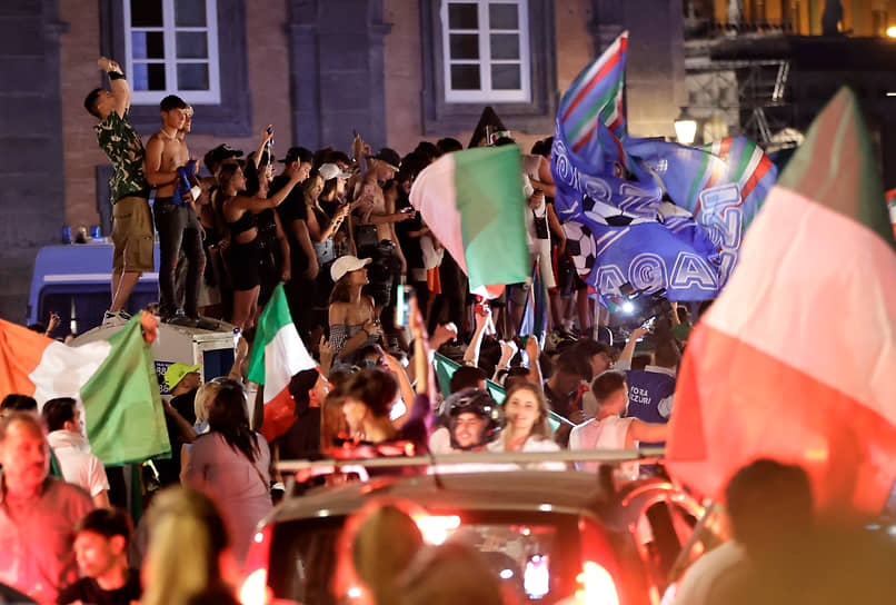 Итальянские болельщики празднуют победу сборной на Евро-2020 в Неаполе 