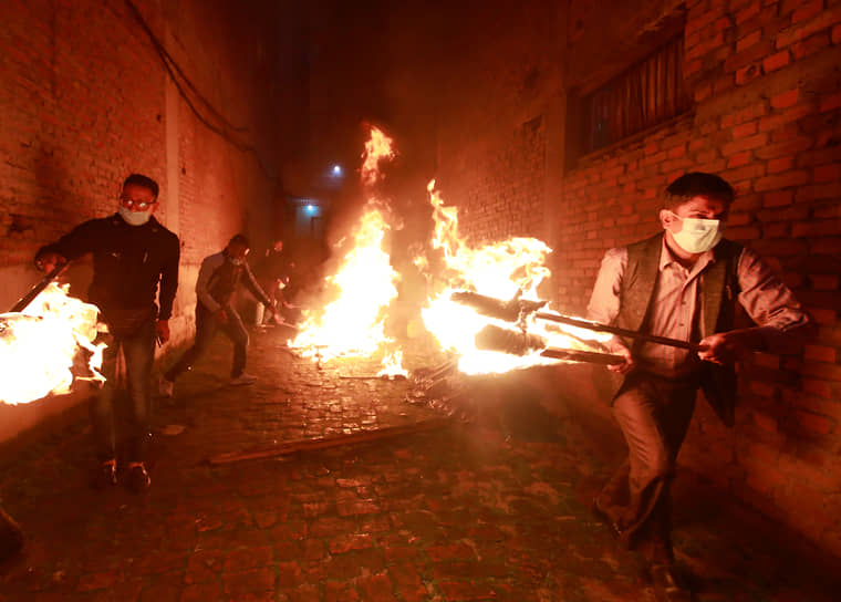 Катманду, Непал. Участники акции протеста с факелами 