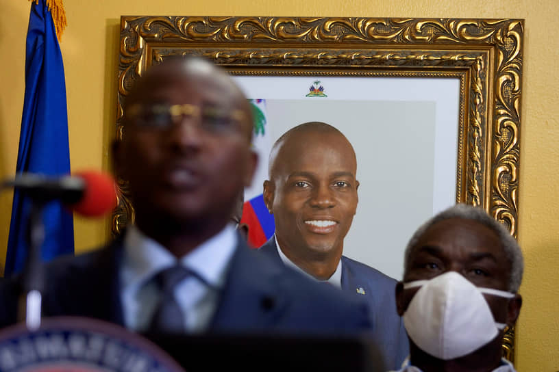Порт-о-Пренс, Гаити. Исполняющий обязанности президента Гаити Клод Жозеф дает пресс-конференцию на фоне портрета убитого президента страны Жовенеля Моиза
