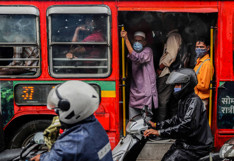 Мумбаи, Индия. Люди едут в переполненном автобусе 