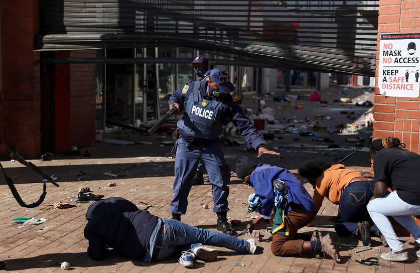 Эпицентрами беспорядков стали провинции Гаутенг (включает самый густонаселенный город Йоханнесбург и Преторию, де-факто являющуюся столицей ЮАР) и Квазулу-Натал (прибрежная провинция, включает портовый город Дурбан)