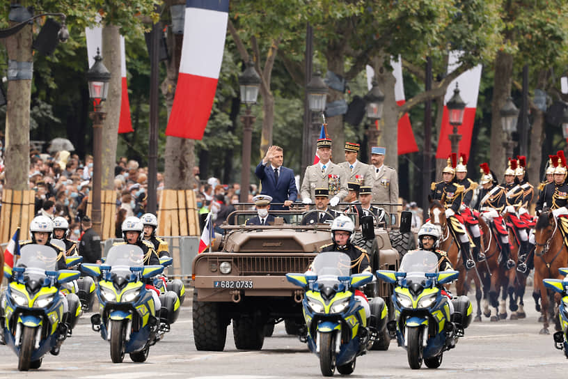 Президент Франции Эмманюэль Макрон (слева) и начальник Генерального штаба Франсуа Лекуантр во время парада