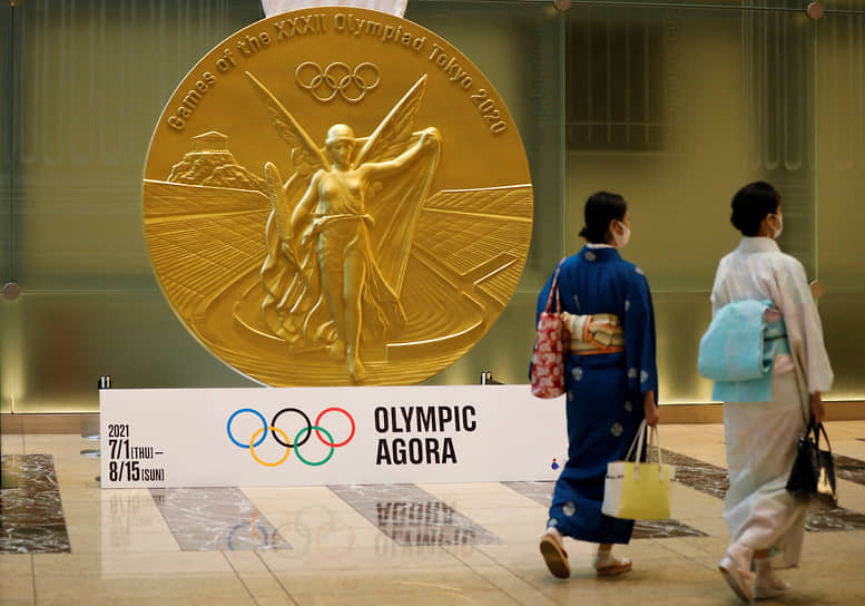 На церемонии награждения также запрещены рукопожатия и объятия
&lt;br>На фото: увеличенная копия медали Олимпийских игр в Токио 