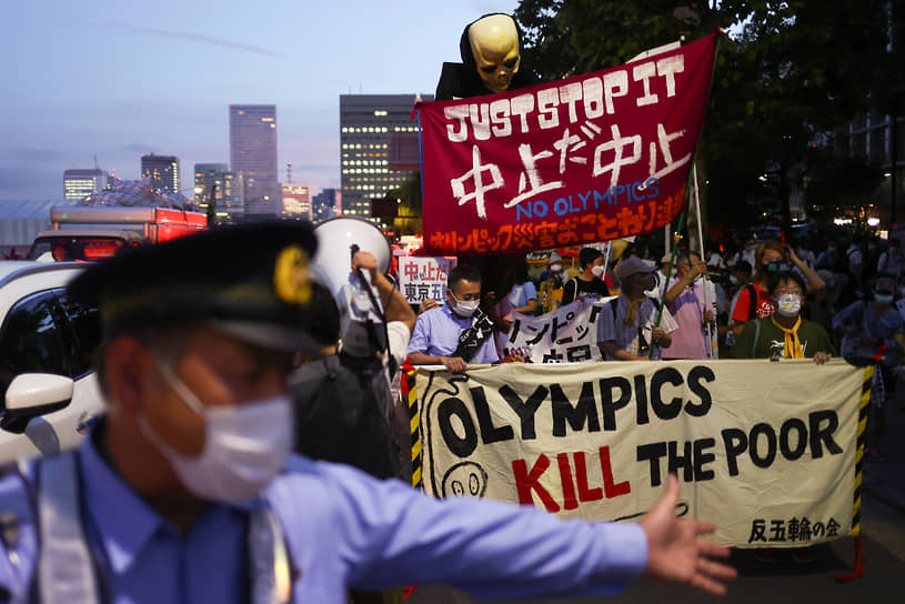 На фоне эпидемической ситуации в стране проходят акции протеста. По данным опроса, проведенного изданием Yomiuri Shimbun в мае 2021 года, 59% жителей выступали против проведения Олимпиады