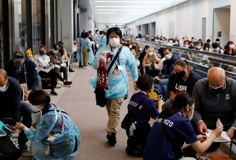 В отеле, где разместились бразильские спортсмены, сразу семь его работников сдали положительные тесты на коронавирус
&lt;br>На фото: подготовка к тестированию на коронавирус в аэропорту 