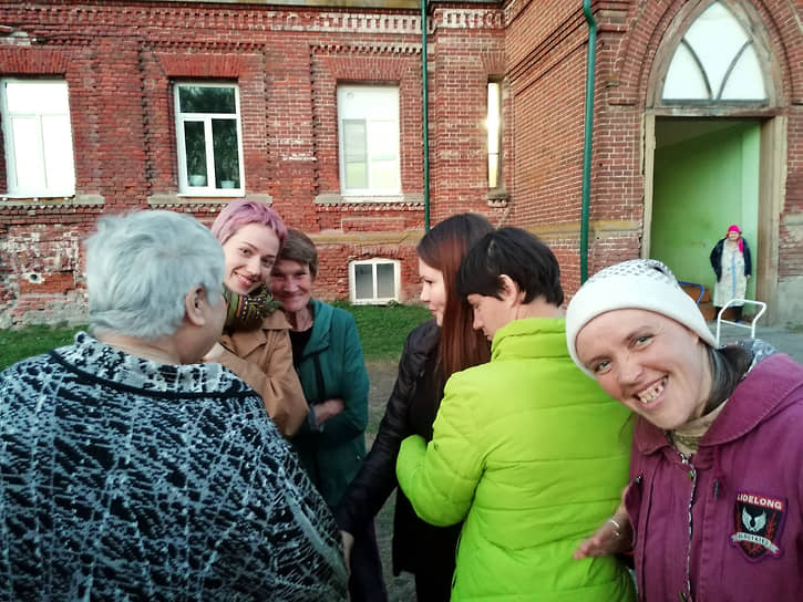 Прощаясь с волонтерами и экспертами, проводившими опрос, жители Понетаевки просили писать им письма