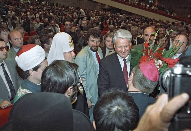 Борис Ельцин (в центре) принимает поздравления народных депутатов РСФСР в связи с его вступлением в должность президента 