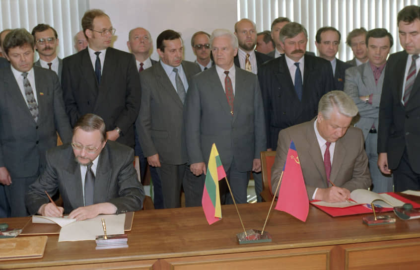29 июля Борис Ельцин и Витаутас Ландсбергис (слева) подписали договор «Об основах межгосударственных отношений между РСФСР и Литовской Республикой» 