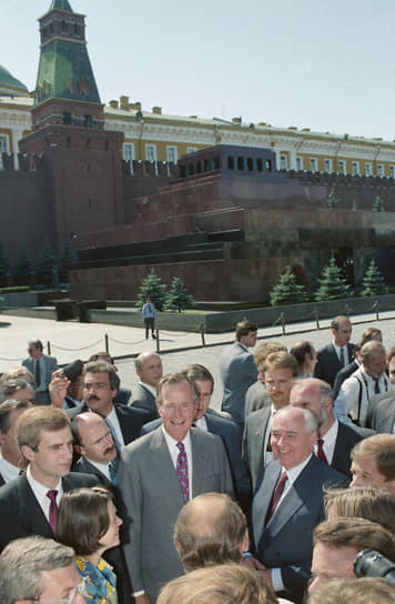 31 июля 1991 года. Генсек ЦК КПСС Михаил Горбачев и президент США Джордж Буш во время  прогулки по Кремлю и Красной площади
