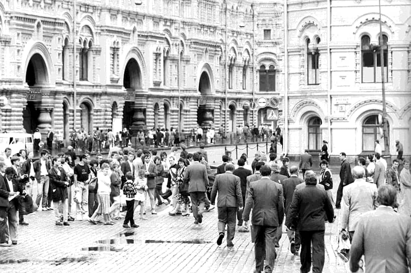 Депутаты VI пленума ЦК КПСС, проходившего 25-26 июля 1991 года, покидают Кремль после очередного заседания