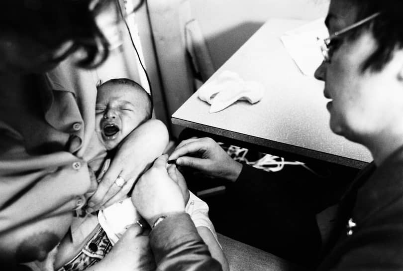 Элиасу Менделю сделана первая прививка БЦЖ в возрасте шести недель