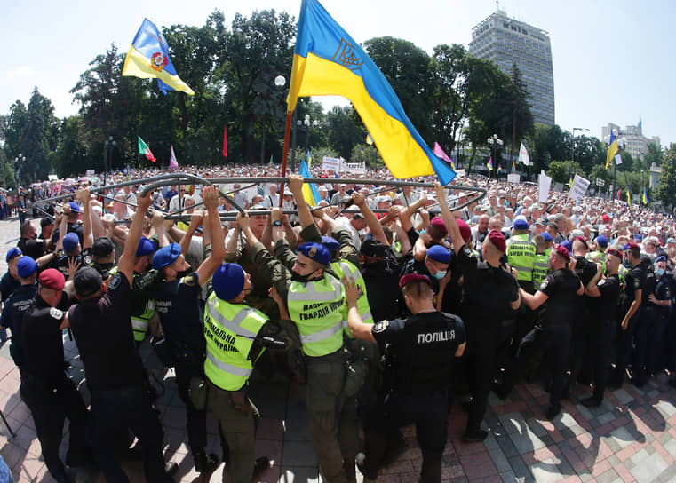 Киев, Украина. Митинг пенсионеров-силовиков у здания Верховной рады  