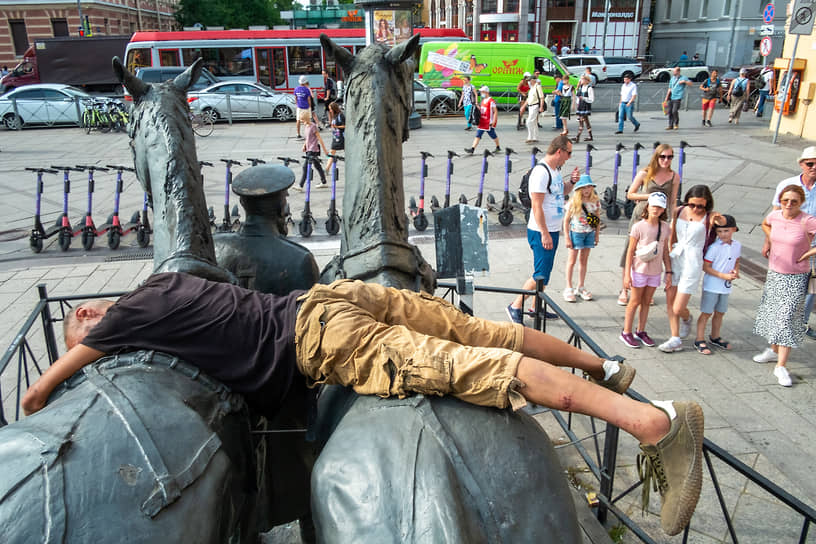 Санкт-Петербург. Мужчина лежит на памятнике на Васильевском острове 