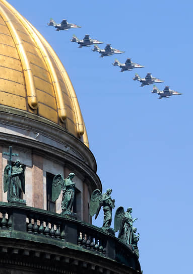 Санкт-Петербург. Самолеты над Исаакиевским собором во время репетиции воздушной части парада, посвященного Дню ВМФ