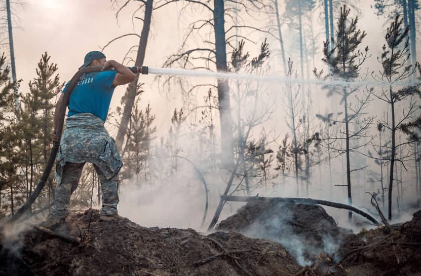 Сотрудник МЧС во время тушения лесных пожаров в Якутиии