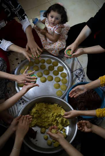 Наблус, Западный берег реки Иордан. Палестинские женщины готовят сладости в преддверии Курбан-байрама