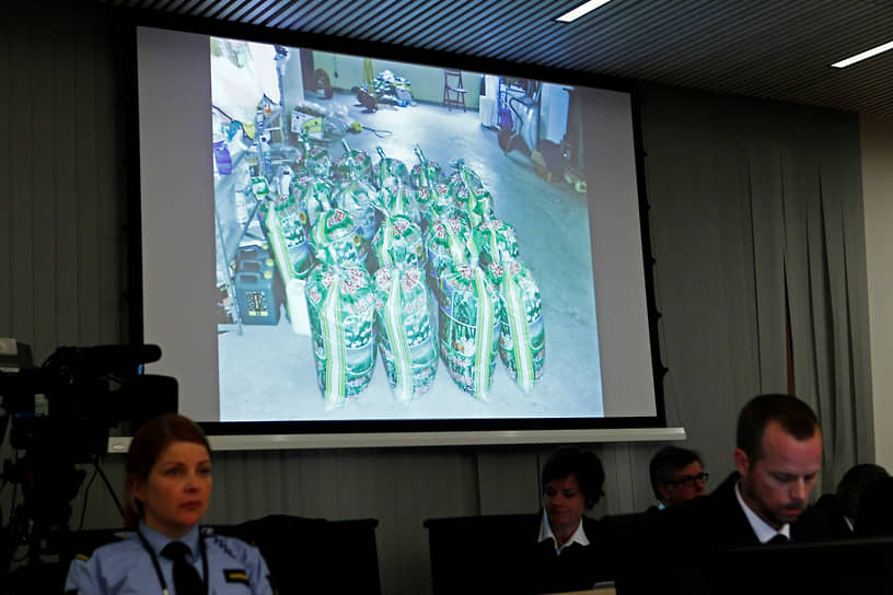 Опыты по изготовлению бомб Андерс Брейвик проводил на арендованной им ферме в 170 км от Осло. На адрес своей сельскохозяйственной фирмы Breivik Geofarm, зарегистрированной в 2009 году, он заказал в Польше 6 тонн удобрений (на фото), необходимых для производства взрывчатки