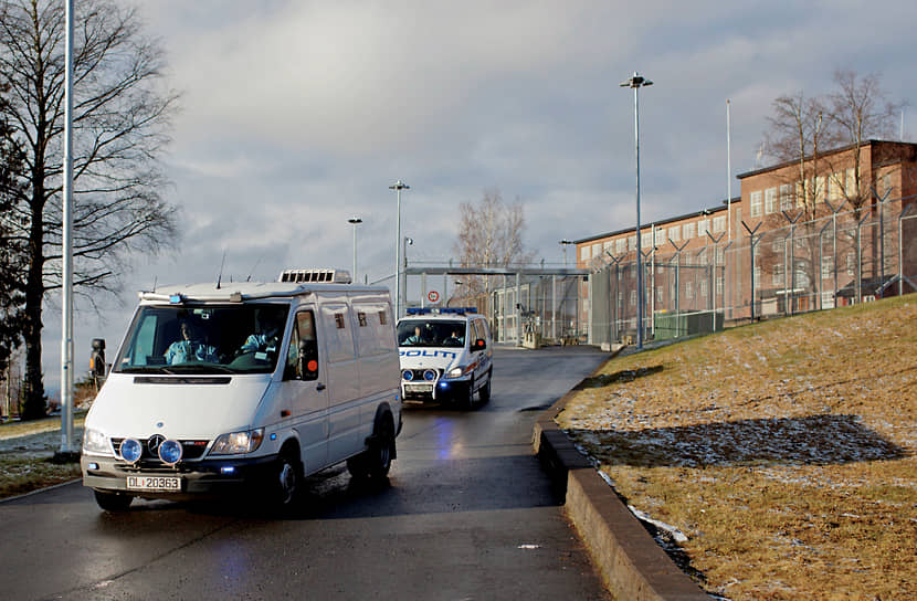 «В тюрьме, название которой Норвегия, я и родился»&lt;br>
24 августа 2012 года Андерс Брейвик был осужден на 21 год тюрьмы — максимально возможное наказание по законодательству Норвегии. Он неоднократно заявлял, что не боится заключения и что принудительное лечение было бы для него «хуже смертной казни»&lt;br>
На фото: конвой везет Андерса Брейвика из тюрьмы в суд
