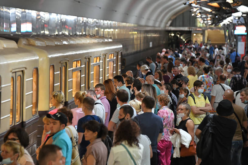 Пассажиры на станции метро «Тропарево»
