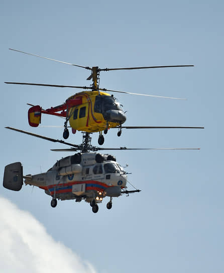 Вертолеты Ми-38Т и Ми-26Т2В во время показательных полетов
